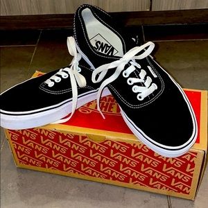 Black and White Low Top Vans with White Laces 🖤